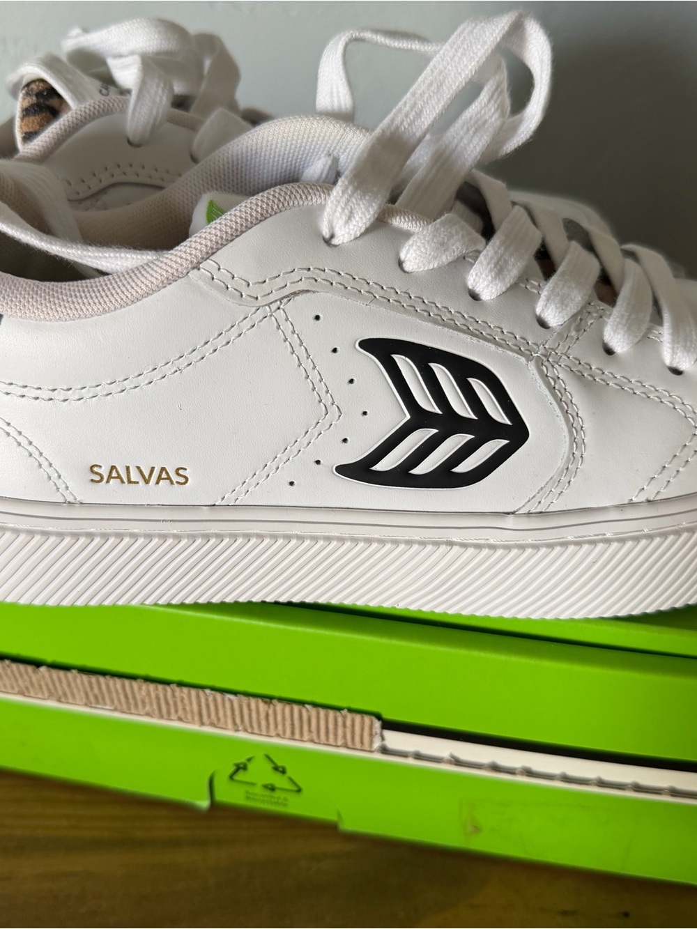 Cariuma Salvas White Leather Low-Top Sneakers 7.5 women’s.